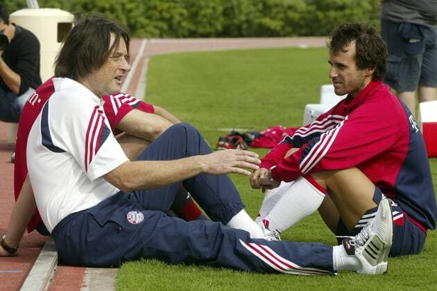 Mannschaftsarzt Dr. Hans Wilhelm Müller Wohlfahrt (li.) im Gespräch mit Mehmet Scholl (beide Bayern) Fußball 1. BL Herren Winterpause 2003 2004, FC Bayern München, Trainingslager, Training Gruppe Dubai