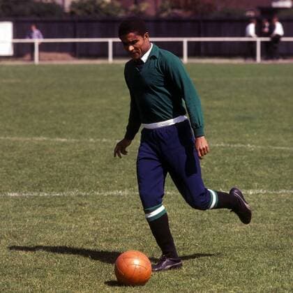 Eusebio (Portugal) am Ball Fußball Herren DEUTSCHSPRACHIGE SPORTZEITSCHRIFTEN UND -ZEITUNGEN NUR NACH RÜCKSPRACHE, Nationalmannschaft 1967 Einzelbild Aufnahmedatum geschätzt