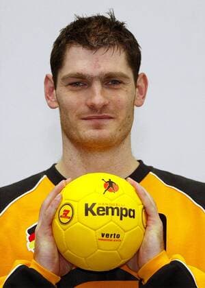 Torwart Henning Fritz (Deutschland) mit Ball Handball EM Herren Kader für die Europameisterschaft 2004, Vorstellung, Präsentation, Pressetermin, Porträttermin Porträt Augsburg