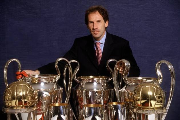 Franco Baresi hinter der Pokalsammlung des AC Milan Fußball Herren Serie A 1999 2000, 1. Italienische Liga, AC Mailand, Shooting, Fotoshooting, Fototermin Einzelbild Mailand