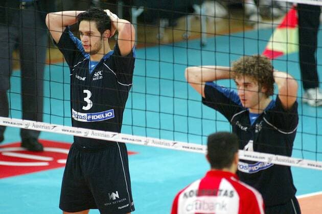 Eugen Bakumovski (li.) und Aleksandar Spirovski (beide SCC Berlin) enttäuscht Volleyball EC 1 Herren Champions League 2003 2004, SC Charlottenburg Berlin - Olympiakos Piräus 1:3, Vdig Gruppe Berlin Enttäuschung