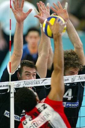 Marco Liefke (li.) und Aleksandar Spirovski (beide SCC Berlin) stellen den Block gegen Ernaldo Gomez (Olympiakos Piräus) Volleyball EC 1 Herren Champions League 2003 2004, SC Charlottenburg Berlin - Olympiakos Piräus 1:3, Vdig Gruppe Berlin Dynamik,