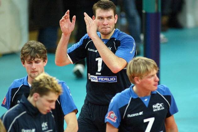 Mario Liefke (SCC Berlin) versucht seine Mitspieler zu motivieren Volleyball EC 1 Herren Champions League 2003 2004, SC Charlottenburg Berlin, Vdig Gruppe Berlin Enttäuschung,