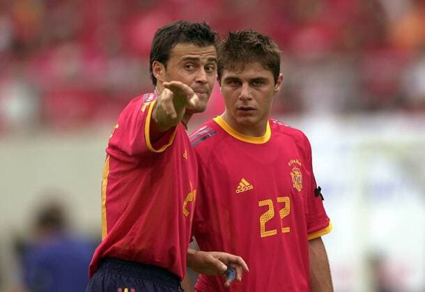 Luis Enrique zeigt Joaquin Sanchez (beide Spanien) die Richtung Fußball WM Herren Weltmeisterschaft 2002, Länderspiel, Viertelfinale, Nationalmannschaft, Nationalteam, Nationaltrikot Gruppe Gwangju