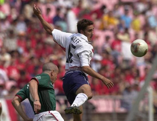 Josh Wolff (USA, re.) gegen Torrado (Mexiko) Fußball WM Herren Weltmeisterschaft 2002, Achtelfinale, Länderspiel, Nationalmannschaft, Nationalteam, Nationaltrikot Gruppe Jeonju Dynamik,