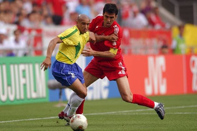 Roberto Carlos (li., Brasilien) gegen Hakan Sükür (Türkei) Fußball WM Herren Weltmeisterschaft 2002, Länderspiel, Gruppenspiel, Gruppe C, Nationalmannschaft, Nationalteam, Vdig Gruppe Ulsan Dynamik, Kampf,