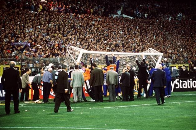Ein Ersatztor muß aufgestellt werden, nachdem Fans von Real Madrid das erste Tor umgerissen haben Fußball EC 1 Herren Champions League 1997 1998, Real Madrid, Historie, Europapokalhistorie, Europacuphistorie Totale Europapokalgeschichte, Europacupgeschichte Madrid