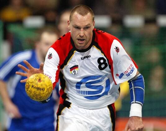 Christian Schwarzer (Deutschland) stürmt mit dem Ball voran Handball Länderspiel Herren Länderspiel 2004, Test, Testspiel, Nationalmannschaft, Nationalteam, Nationaltrikot Einzelbild Hannover Dynamik,