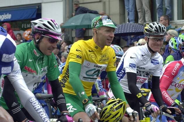 Erik Zabel (Team Telekom, li.) im grünen Trikot des Sprintbesten, Jens Voigt (Credit Agricole, Mitte) im gelben Trikot des Gesamtführenden und Jörg Jaksche (ONCE alle Deutschland) im weißen Trikot des besten Jungprofis Radsport Herren Tour de France 2001, Straßenradsport, Straße, Rad, Gruppe 8. Etappe: Colmar - Pontalier Freude,