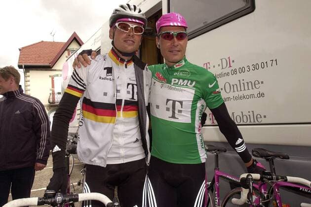Erik Zabel (re.) im grünen Trikot umarmt Jan Ullrich (beide Deutschland beide Team Telekom) im Trikot des deutschen Meisters Radsport Herren Tour de France 2001, Straßenradsport, Straße, Rad, Gruppe 9. Etappe: Pontalier - Aix les Bains Harmonie, Kameradschaft,