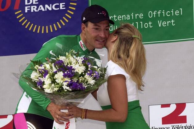 Erik Zabel (Deutschland Team Telekom) erhält das grüne Trikot Radsport Herren Tour de France 2001, Straßenradsport, Straße, Rad, Gruppe 6. Etappe Commercy - Strasbourg, Straßburg Freude,
