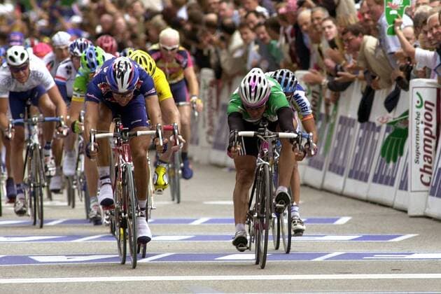 Erik Zabel (Deutschland Team Telekom, re.) gewinnt den Zielsprint gegen Damien Nazon (Frankreich Bonjour) Radsport Herren Tour de France 2001, Straßenradsport, Straße, Rad, Gruppe 9. Etappe: Pontalier - Aix les Bains Dynamik,