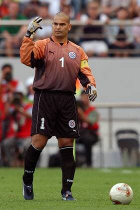Torwart Jose Luis Chilavert (Paraguay) gibt Anweisungen Fußball WM Herren Weltmeisterschaft 2002, Länderspiel, Achtelfinale, Nationalmannschaft, Nationalteam, Nationaltrikot Einzelbild Seogwipo