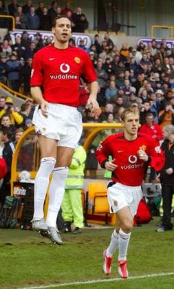 Rio Ferdinand (li.) und Phil Neville (beide Manchester United) wollen hoch hinaus Fußball Herren English Premier League 2003 2004, 1. Englische Liga, Wolverhampton - Manchester United 1:0, ManU, Gruppe Wolverhampton Höhe
