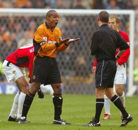 Paul Ince (Wolverhampton) beschwert sich lautstark bei Schiedsrichter D Urso Fußball Herren English Premier League 2003 2004, 1. Englische Liga, Wolverhampton Wanderers - Manchester United 1:0 Gruppe Wolverhampton