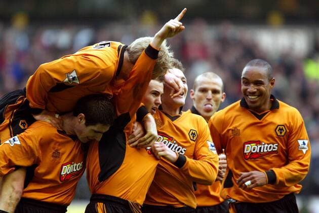 Torschütze Kenny Miller (Mitte) lässt sich von Mark Kennedy (li.) und Steffen Iversen (obenauf) feiern, re. Paul Ince (alle Wolverhampton) Fußball Herren English Premier League 2003 2004, 1. Englische Liga, Wolverhampton Wanderers, FC, Wolves, Vdig, Gruppe Wolverhampton Begeisterung, Freude,