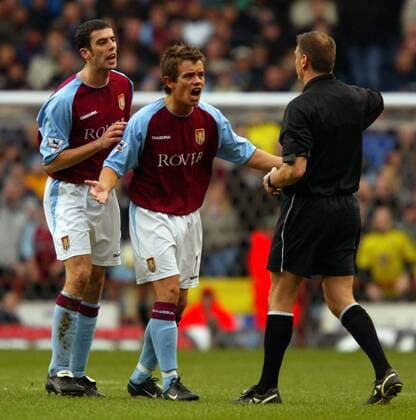 Lee Hendrie (Mitte) und Mark Delaney (li., beide Aston Villa) beschweren sich bei Schiedsrichter Mark Halsey Fußball Herren English Premier League 2003 2004, 1. Englische Liga, Aston Villa Gruppe Birmingham