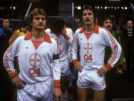 Dieter Herzog (li.) und Jürgen Gelsdorf (beide Leverkusen) Fußball 2. BL Herren DEUTSCHSPRACHIGE SPORTZEITSCHRIFTEN UND -ZEITUNGEN NUR NACH RÜCKSPRACHE, Saison 1978 1979, Nord Gruppe Leverkusen