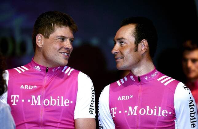 Jan Ullrich (li.) und Erik Zabel (beide Deutschland beide T Mobile) scheinen sich über ihre erneute Zusammenarbeit zu freuen Radsport Herren Präsentation 2004, Vorstellung, Pressetermin, Straßenradsport, Straße, Rad Gruppe Mallorca Harmonie