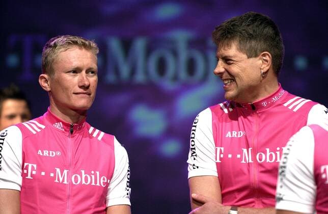 Alexander Winokurow (Kasachstan, li.) kann nicht über die Scherze von seines Freundes Jan Ullrich (Deutschland beide T Mobile) lachen Radsport Herren Präsentation 2004, Vorstellung, Pressetermin, Straßenradsport, Straße, Rad Gruppe Mallorca Freude