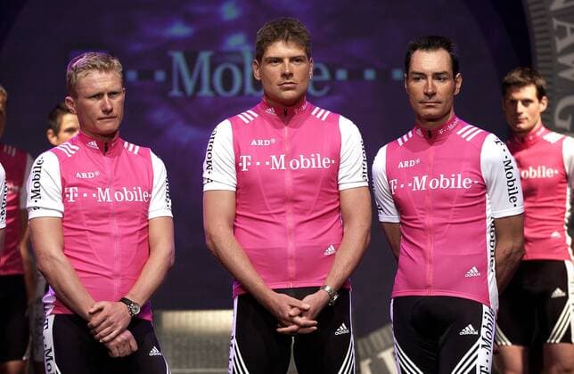 Jan Ullrich (Mitte), Erik Zabel (re., beide Deutschland) und Alexander Winokurow (Kasachstan) - Das Erfolgstrio des Teams T Mobile Radsport Herren Präsentation 2004, Vorstellung, Pressetermin, Straßenradsport, Straße, Rad Gruppe Mallorca