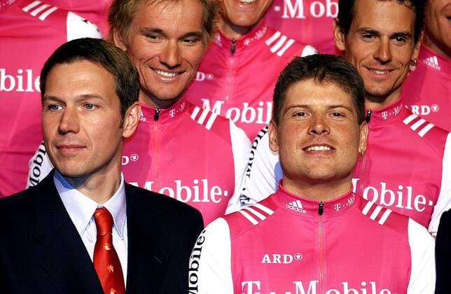 Jan Ullrich (re.), Rene Obermann (li.) - Vorstandsvorsitzender T Mobile International AG und Co KG -, Andreas Klöden (hinten re.) und Torsten Hiekmann (alle Deutschland) anläßlich der Präsentation des Teams T Mobile Radsport Herren Präsentation 2004, Vorstellung, Pressetermin, Straßenradsport, Straße, Rad Gruppe Mallorca