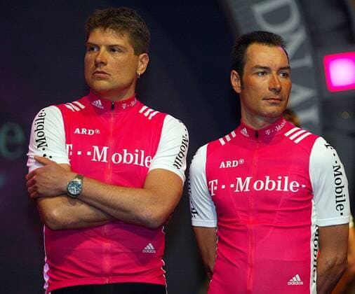 Jan Ullrich (li.) und Erik Zabel (beide Deutschland beide T Mobile) lassen gelangweilt die Präsentation ihres Teams über sich ergehen Radsport Herren Präsentation 2004, Vorstellung, Pressetermin, Straßenradsport, Straße, Rad Gruppe Mallorca Langeweile,