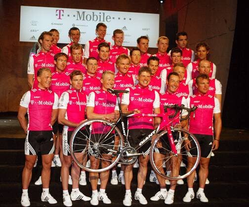 Mannschaftsbild T Mobile, vorn v. li.: Eric Baumann, Cadel Evans, Alexander Winokurow, Jan Ullrich, Erik Zabel, Steffen Wesemann, 2. Reihe: Mario Aerts, Tomas Konecny, Torsten Hiekmann, Andreas Klöden, Matthias Kessler, Sergej Iwanow, ... Radsport Herren Präsentation 2004, Vorstellung, Pressetermin, Straßenradsport, Straße, Rad, Mannschaftsfoto Totale Teamfoto, Kader Mallorca