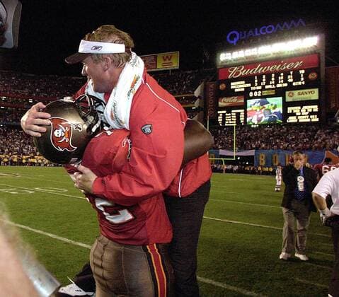 Headcoach Jon Gruden (re.) und Tackle Roman Oben (beide Tampa Bay Buccaneers) jubeln über den Gewinn des Superbowl American Football Herren NFL 2002 2003, Super Bowl XXXVII, Superbowl, Tampa Bay Buccaneers, Vdig Gruppe San Diego Kalifornien Freude, Begeisterung,  