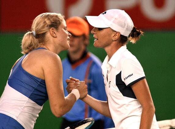 Marlene Weingärtner (Deutschland, re.) gratuliert Kim Clijsters (Belgien) Tennis Damen Australian Open 2004, Grand Slam, WTA-Tour, Vdig Gruppe Melbourne Harmonie, Kameradschaft,