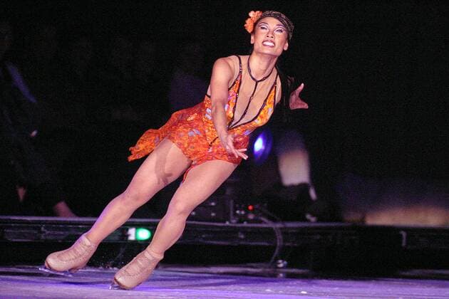 Joanna Liu Ng (USA) zieht bei der Eisrevue Holiday on Ice ihre Runden Eiskunstlauf Damen Holiday on Ice 2004, Premiere der Diamant Tour, Eisshow, Eisgala, Eisrevue, Show, Gala, Revue, Vdig Einzelbild Köln