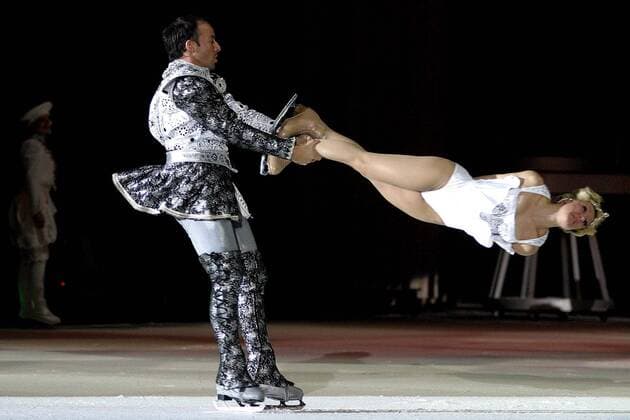 Sarah Abitbol und Stephane Bernadis (beide Frankreich) bei der Eisrevue Holiday on Ice Eiskunstlauf Holiday on Ice 2004, Premiere der Diamant Tour, Eisshow, Eisgala, Eisrevue, Show, Gala, Revue, Vdig Gruppe Köln