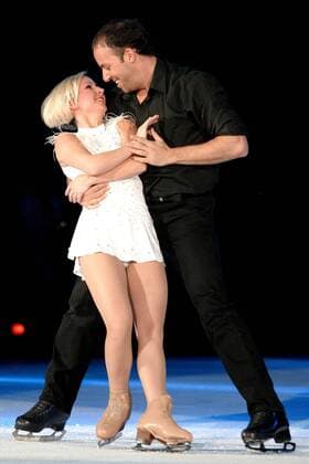 Sarah Abitbol und Stephane Bernadis (beide Frankreich) bei der Eisrevue Holiday on Ice Eiskunstlauf Holiday on Ice 2004, Premiere der Diamant Tour, Eisshow, Eisgala, Eisrevue, Show, Gala, Revue, Vdig Gruppe Köln