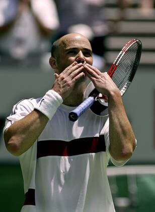 Andre Agassi (USA) bedankt sich mit Handküssen bei seinen Anhängern Tennis Herren Australian Open 2004, Grand Slam, ATP-Tour, Vdig Einzelbild Melbourne Freude,