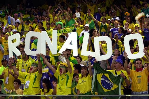 Brasilianische Fans feiern den Torschützen Ronaldo Fußball WM Herren Weltmeisterschaft 2002, Länderspiel, Nationalmannschaft, Nationalteam, Endspiel, Finale, Vdig Gruppe Yokohama Freude, Begeisterung,