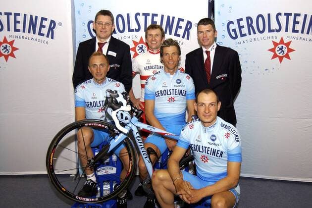 Teammanager Hans-Michael Holczer (li.) und der sportliche Leiter Udo Bölts mit ihren Topfahrern - v. re.: Olaf Pollack, Danilo Hondo, Georg Totschnig (Österreich), Davide Rebellin (Italien) Radsport Herren Vorstellung 2004, Präsentation, Pressetermin, Vdig Gruppe Gerolstein
