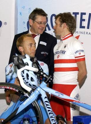 Teamchef Hans-Michael Holczer (Deutschland, Mitte) im Gespräch mit Georg Totschnig (Österreich, re.), daneben Davide Rebellin (Italien alle Gerolsteiner) Radsport Herren Präsentation 2004, Pressetermin, Vorstellung, Straßenradsport, Straße, Rad Gruppe Gerolstein