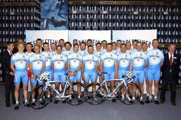 Mannschaftsfoto Gerolsteiner, v.R.v.li.: Fabian Wegmann, Davide Rebellin, Gianni Faresin, Ronny Scholz, Volker Ordowski, Robert Förster, Thomas Ziegler, Markus Zberg, Marco Serpellini, Reimund Dietzen; h.R.v.li.: Udo Bölts, Henn, Georg Totschnig, ... Radsport Herren Präsentation 2004, Pressetermin, Vorstellung, Straßenradsport, Straße, Rad, sportlicher Leiter Totale Teamführung, Teamleitung, Chef Gerolstein