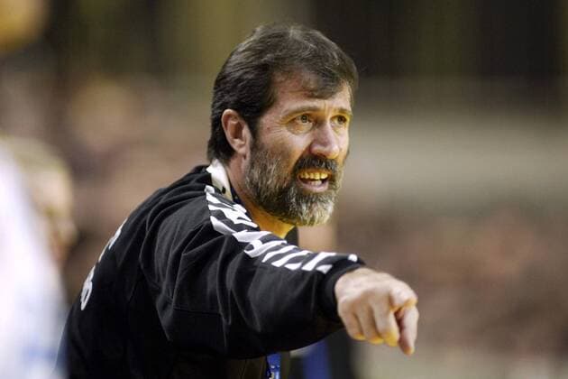 Nationaltrainer Veselin Vujovic (Serbien und Montenegro) gibt Anweisungen Handball EM Herren Europameisterschaft 2004, Länderspiel, Nationalmannschaft, Nationalteam, Einzelbild Koper Ungeduld,