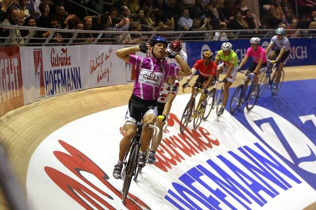 Gerd Dörich (vorn, Deutschland) braucht es lauter und möchte mehr von den Zuschauern hören Radsport Herren 93. Berliner 6-Tage-Rennen 2004, Sechstagerennen, Sechstage, Sechs, Sixdays, six days, Vdig Gruppe Berlin
