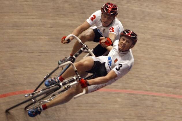 Kurt Betschart (vorn) und Bruno Risi (beide Schweiz) - Wechsel Radsport Herren 93. Berliner 6-Tage-Rennen 2004, Sechstagerennen, Sechstage, Sechs, Sixdays, six days, Vdig Gruppe Berlin