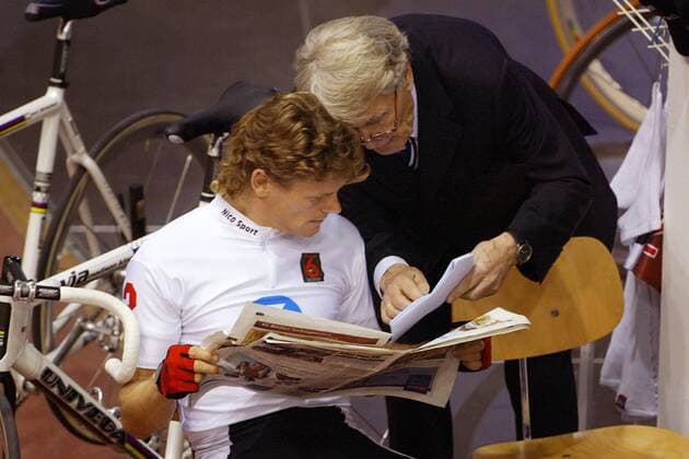 Bruno Risi (li., Schweiz) und Otto Ziege - Sportlicher Leiter des Sixdays in Berlin - im Gespräch Radsport Herren 93. Berliner 6-Tage-Rennen 2004, Sechstagerennen, Sechstage, Sechs, Sixdays, six days, Vdig Gruppe Berlin