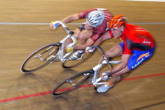 Robert Bartko (re., Deutschland) und Robert Slippens (Holland) kämpfen Arm an Arm Radsport Herren 93. Berliner 6-Tage-Rennen 2004, Sechstagerennen, Sechstage, Sechs, Sixdays, six days, Vdig Gruppe Berlin Dynamik, Kampf,