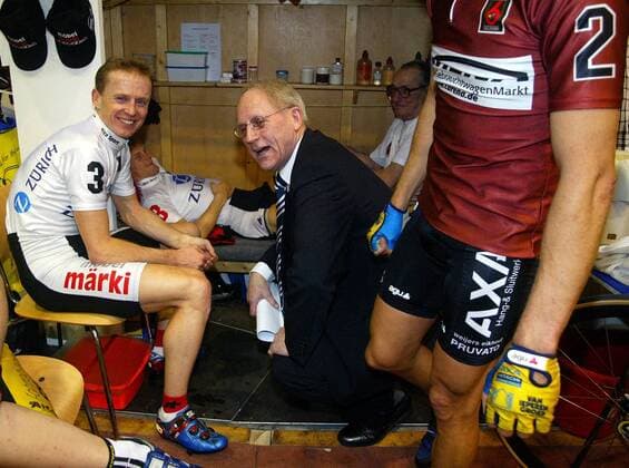 Kurt Betschart (li., Schweiz) mit ARD-Reporter Herbert Watterott im Gespräch Radsport Herren 93. Berliner 6-Tage-Rennen 2004, Sechstagerennen, Sechstage, Sechs, Sixdays, six days, Vdig Gruppe Berlin