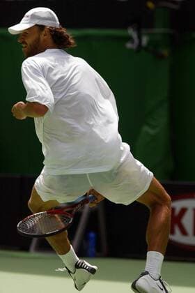 Ab durch die Beine: Gustavo Kuerten (Brasilien) wählt eine besonders spektakuläre Schlagvariante Tennis Herren Australian Open 2004, Grand Slam, ATP-Tour Einzelbild Melbourne Dynamik, Komik