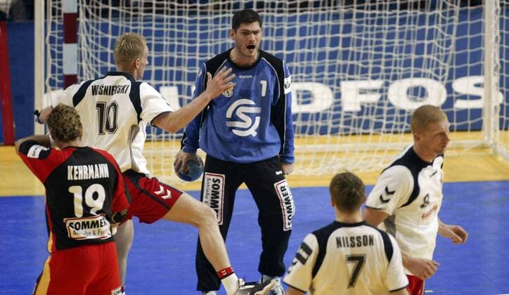 Torwart Henning Fritz (Deutschland, Mitte) motiviert lautstark seine Teamkollegen Handball EM Herren Europameisterschaft 2004, Länderspiel, Nationalmannschaft, Nationalteam, Nationaltrikot, Vdig, Gruppe Koper