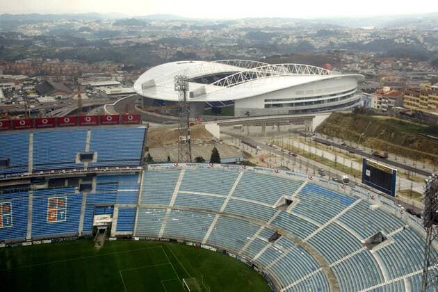 Fußball, Stadiongeschichte FC Porto Das neue Dragao-Stadion (hinten) ist Austragungsort der Europameisterschaft 2004 in Portugal und wurde direkt neben der alten Heimspielstätte des FC Porto, dem Estadio das Antas, erbaut Fußball EM Herren Vorschau Europameisterschaft 2004, Superliga, 1. Portugiesische Liga, Euro Totale Estadio do Dragao Porto