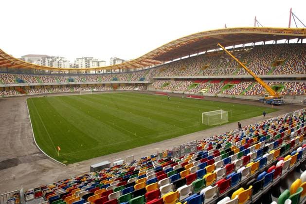 Das kunterbunte Estadio Dr. Magalhaes Pessoa von Uniao Leiria ist Austragungsort der Europameisterschaft 2004 in Portugal Fußball EM Herren Vorschau Europameisterschaft 2004, Superliga, 1. Portugiesische Liga, Euro Totale Estadio Dr. Magalhaes Pessoa Leiria