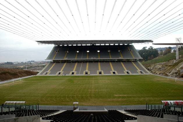 Leere Tribüne des in einen Granitberg hineingebauten Estadio Municipal de Braga - Austragungsort der Europameisterschaft 2004 in Portugal und Spielstätte des Sporting Clube de Braga Fußball EM Herren Vorschau Europameisterschaft 2004, Austragungsorte, Wettkampfstätte, Wettkampfstätten, Spielstätten Totale Estadio Municipal de Braga Club SC Braga, Euro Leere,