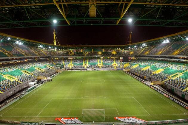 Fußball, Stadiongeschichte Sporting Lissabon Die farbenfrohen Ränge im von Flutlicht erleuchteten Estadio Jose de Alvalade in Lissabon - Austragungsort der Europameisterschaft 2004 in Portugal und Spielstätte von Sporting Lissabon Fußball EM Herren Vorschau Europameisterschaft 2004, Austragungsorte, Wettkampfstätte, Wettkampfstätten, Spielstätten Totale Estadio Jose de Alvalade, bunt, bunte Lissabon, Euro Leere,